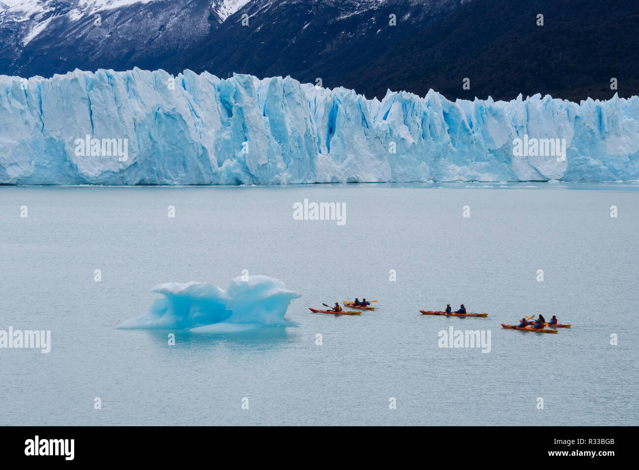 Touristen Kajakfahren in der Nähe der Gletscher Perito Moreno in Argentinien Stockfoto
