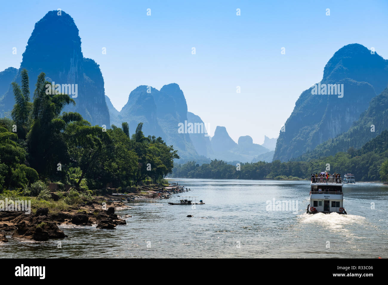 Kreuzfahrtschiffe auf dem Lijiang (Li) Fluss - China Stockfoto