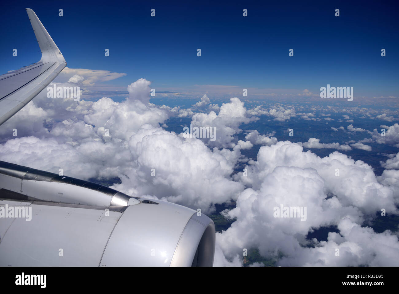 Boeing 737 MAX Flugzeugansicht von Motor, Flügel und dem Erdhorizont, die über den Wolken über Südamerika fliegen Stockfoto