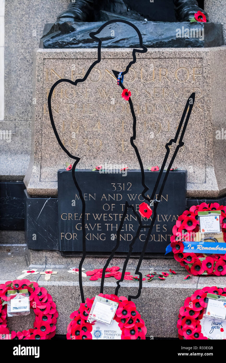 Geisterhafte WW1 Figuren, Plattform 1 Paddington Station War Memorial, London, England, Großbritannien Stockfoto