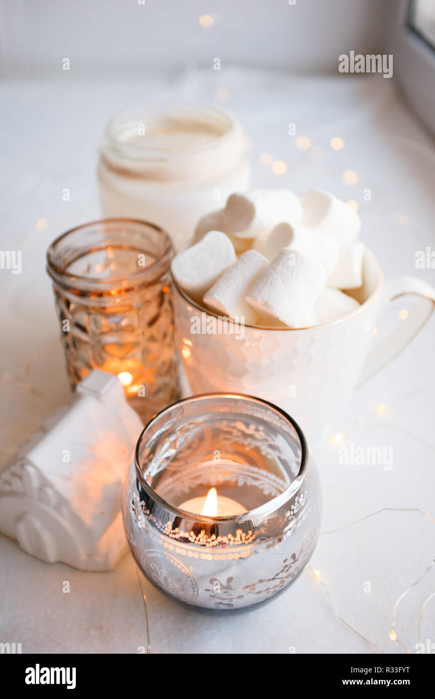 Still life Details nordic Wohnzimmer. Gemütliche winter Szene in Skandinavischen Interieur. Herbst Winter Kerze Zusammensetzung, dänische hygge Konzept Stockfoto