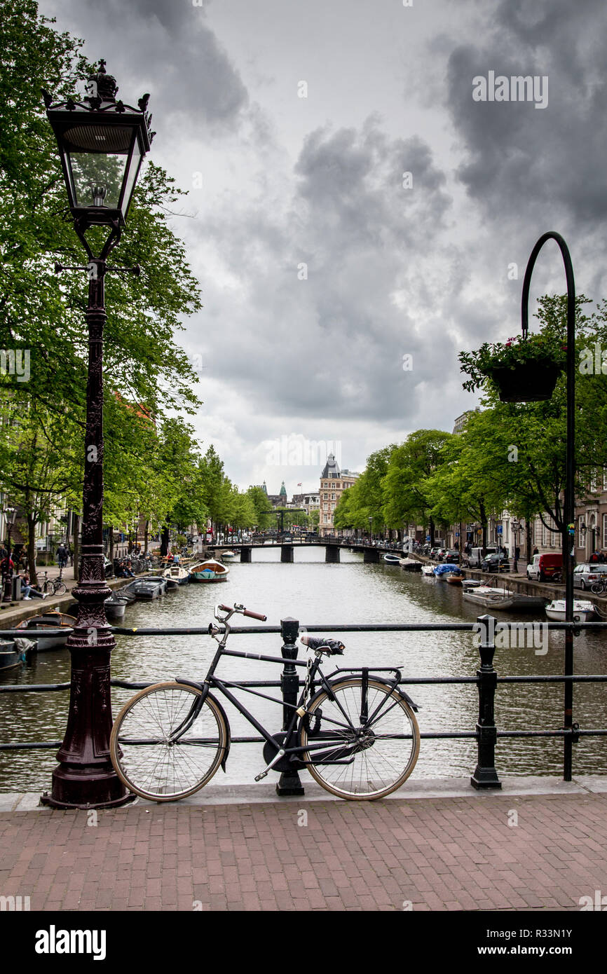 Fahrräder auf einer Gracht in Amsterdam Brücke. Niederlande Stockfoto