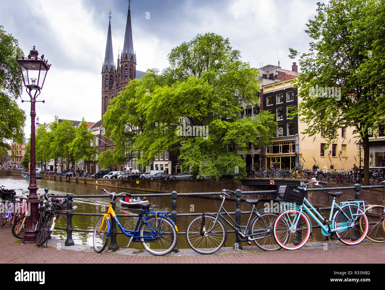 Fahrräder auf einer Gracht in Amsterdam Brücke. Niederlande Stockfoto