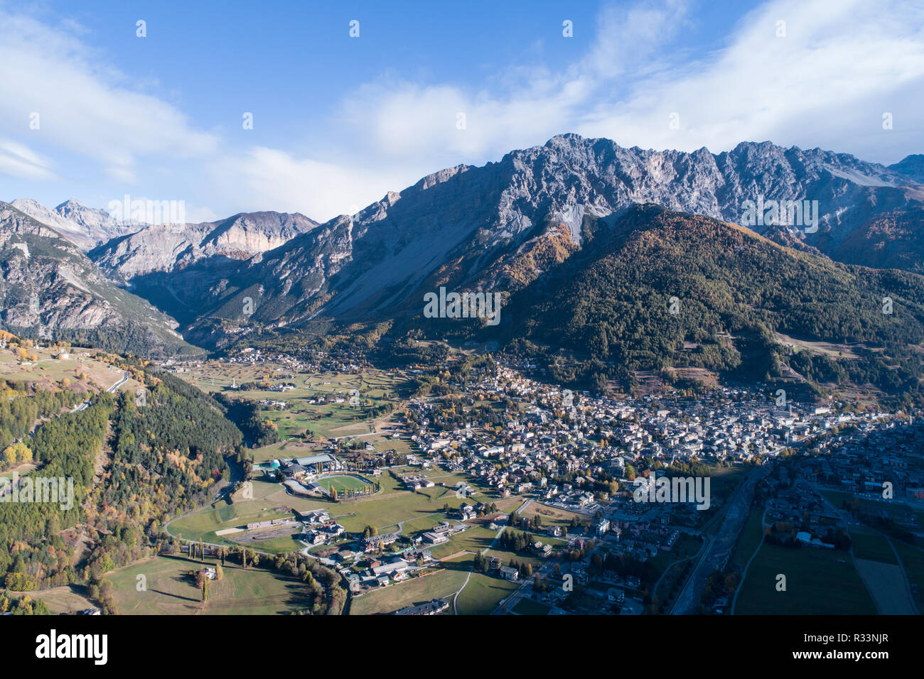 Panoramablick von Bormio in Valtellina. Berühmte Skistation in den Alpen Stockfoto