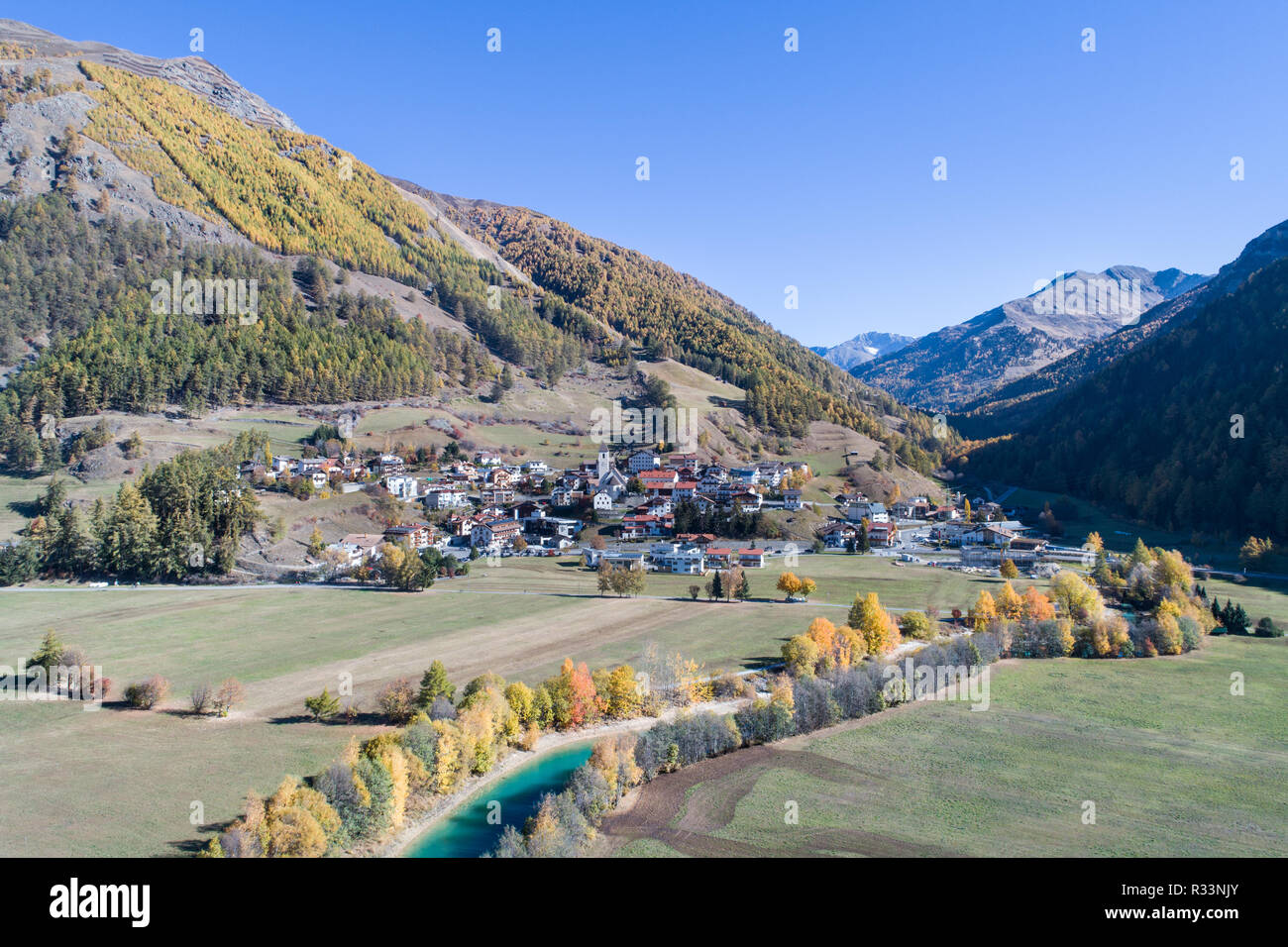 Dorf Graun im Vinschgau. Trentino, Südtirol. Luftbild Stockfoto