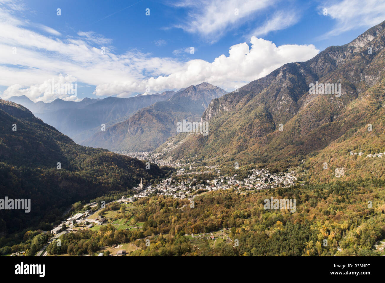 Tal von Chiavenna, Wald und kleinen Dörfern. Tourismus in Valchiavenna Stockfoto