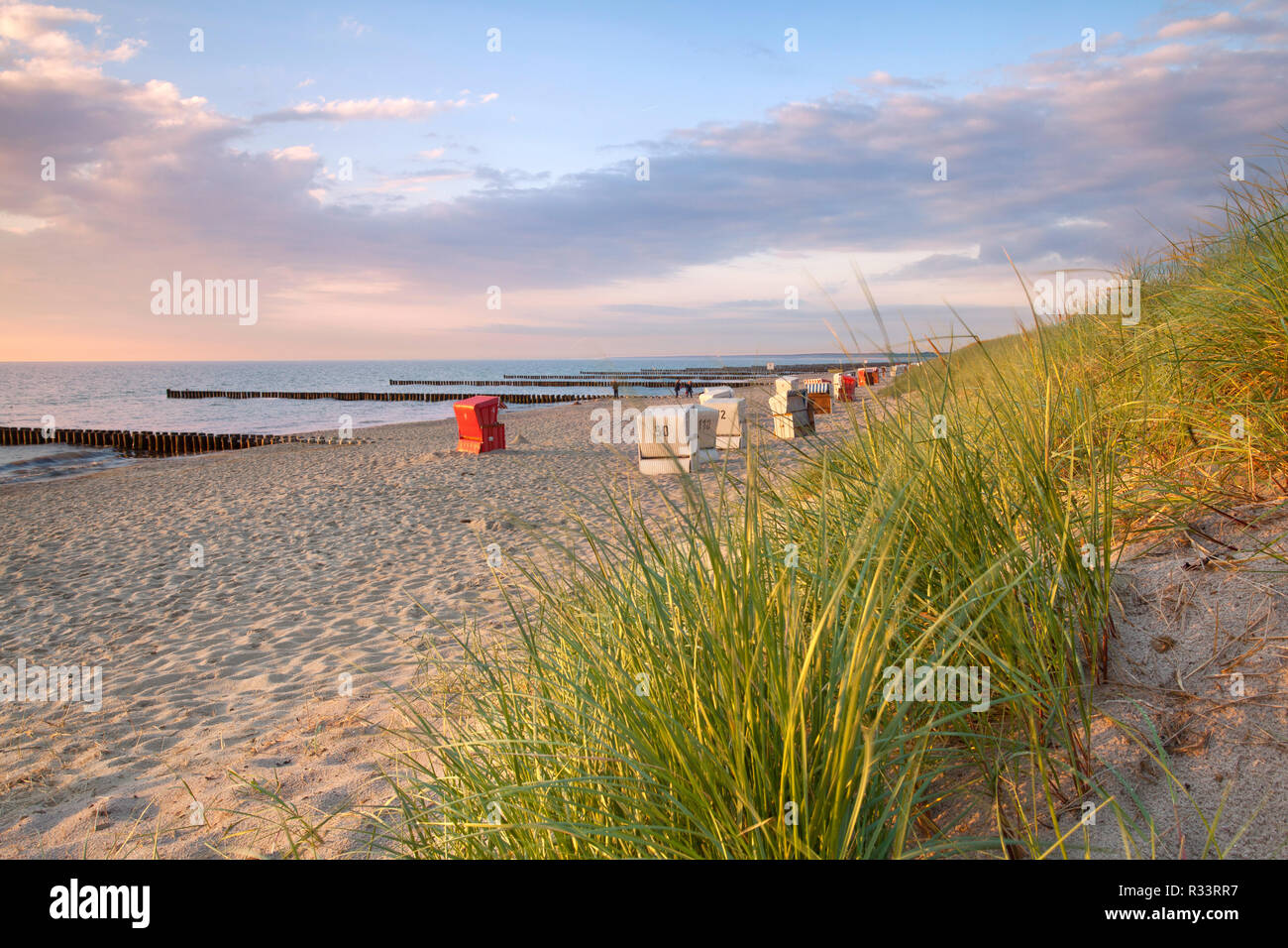 Liegestühle am Meer Stockfoto