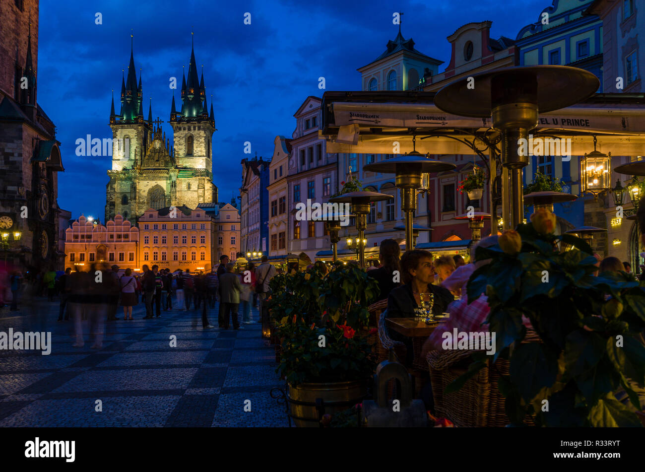 Restaurants auf der taromestske Namesti', dem Hauptplatz in der Vorstadt Tara Mesto' mit 'Tynsky chram', die Teynkirche, die bei Nacht Stockfoto