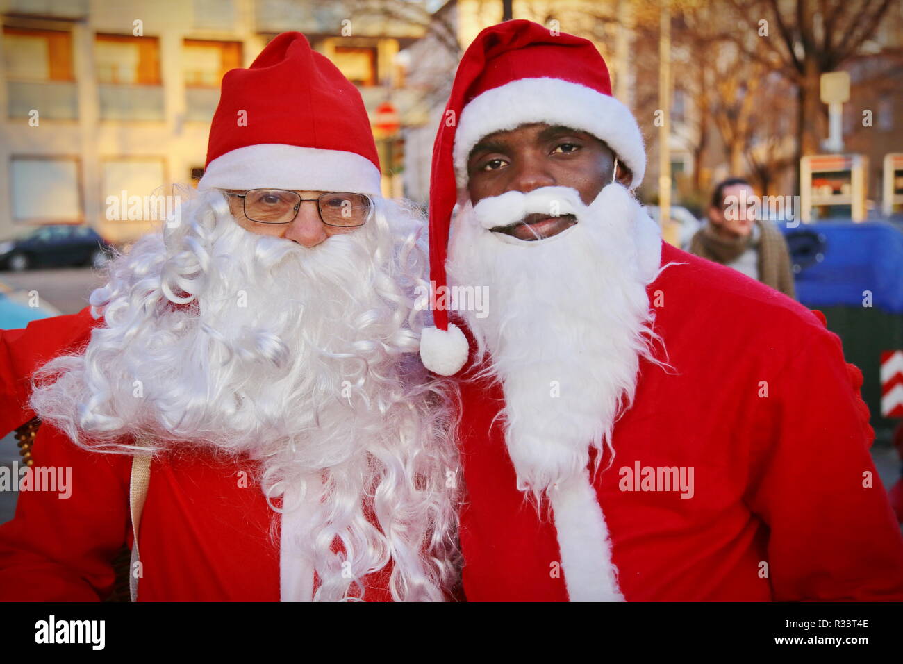 Turin, Italien - Dezember 2017: ein gemischtes Paar Santa Claus Kostüm Stockfoto