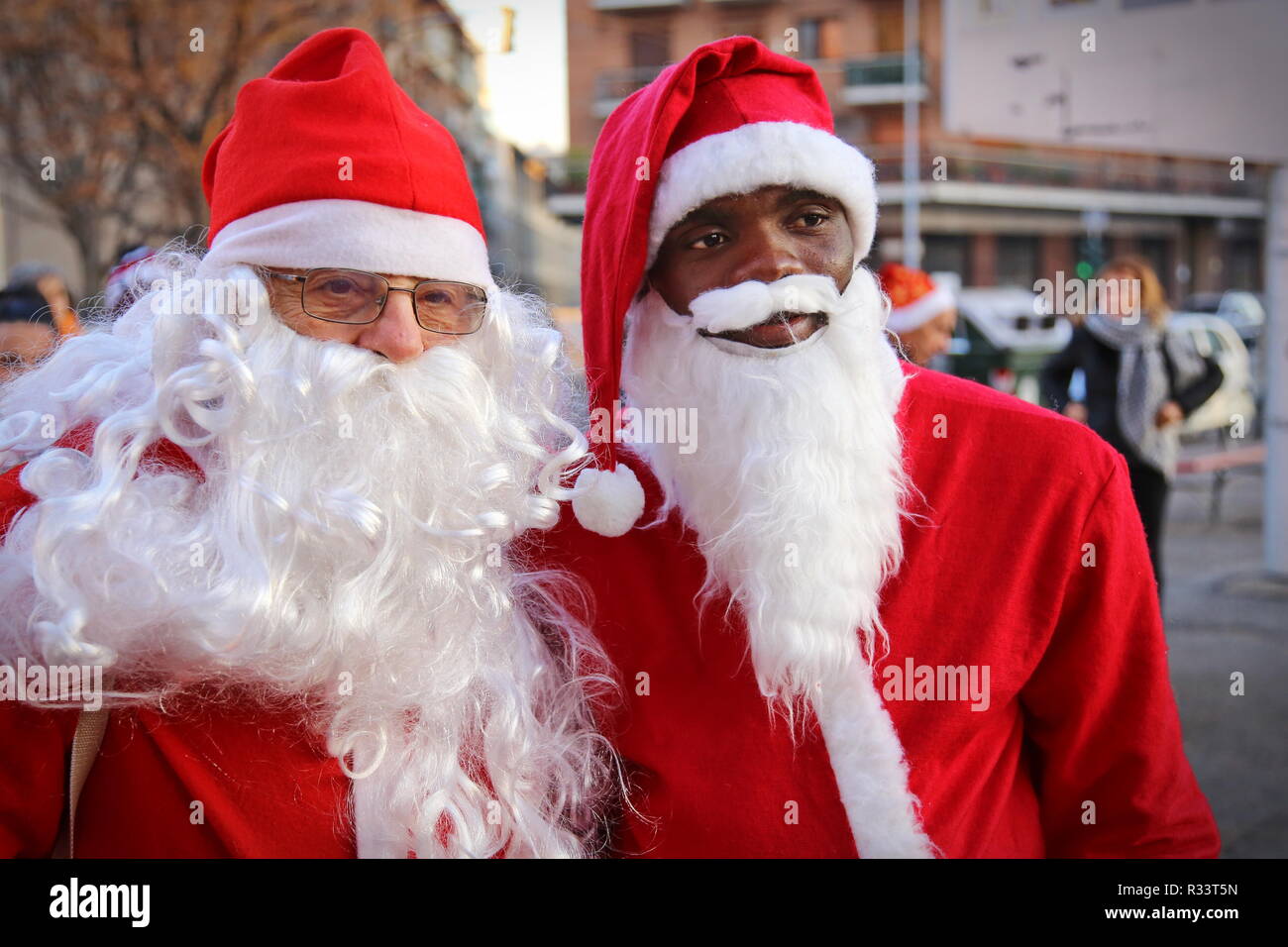 Turin, Italien - Dezember 2017: ein gemischtes Paar Santa Claus Kostüm Stockfoto