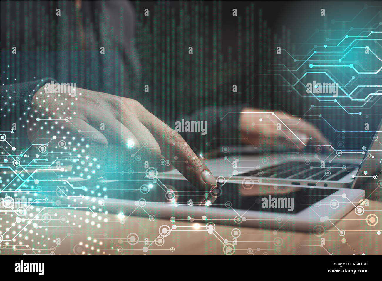 7/8 shot der männlichen Hacker mit Laptop und Tablet, Cyber Security Konzept Stockfoto
