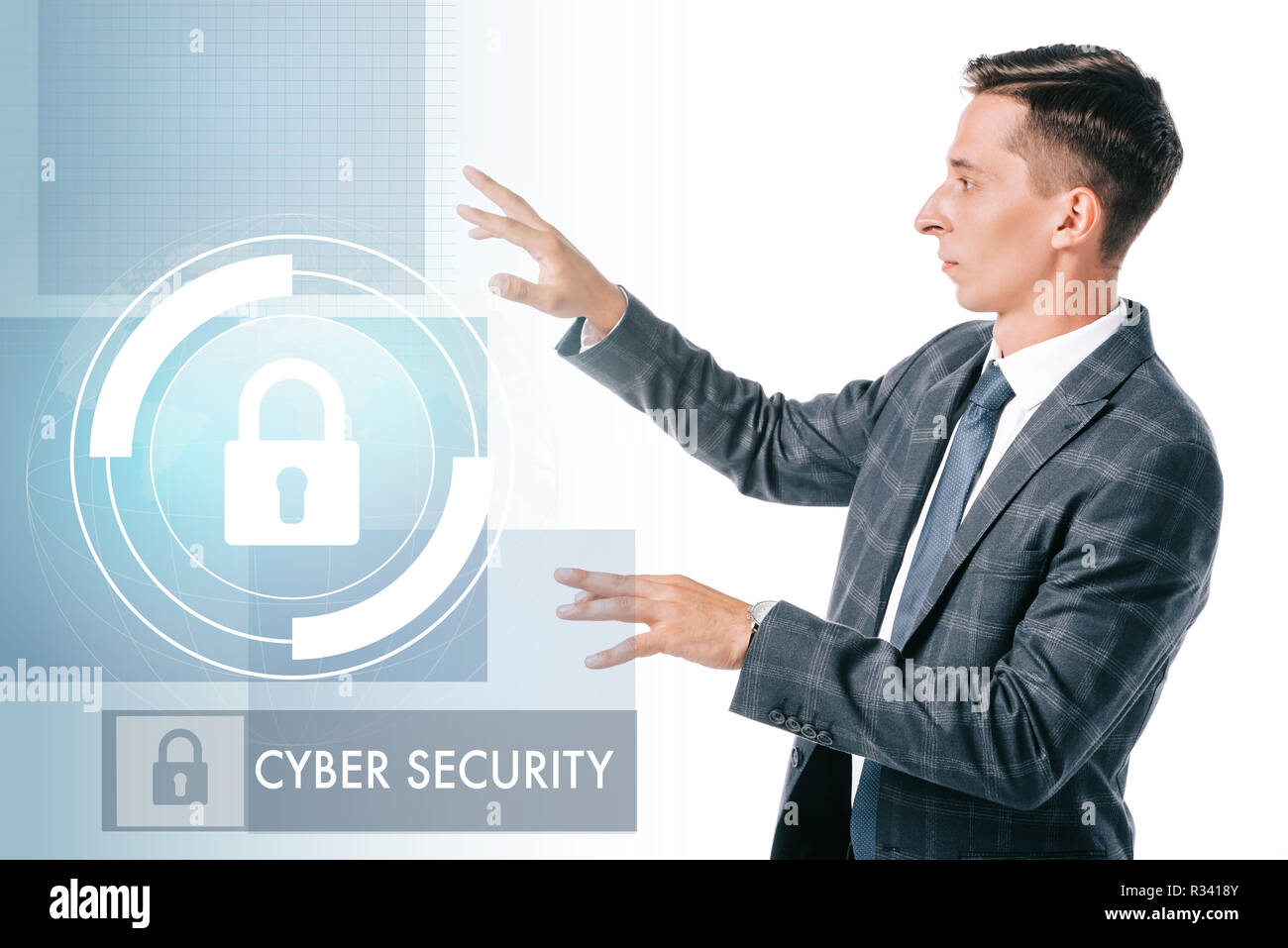 Seitenansicht der Geschäftsmann in Anzug an Cyber Security Zeichen isoliert auf weißem zeigen Stockfoto