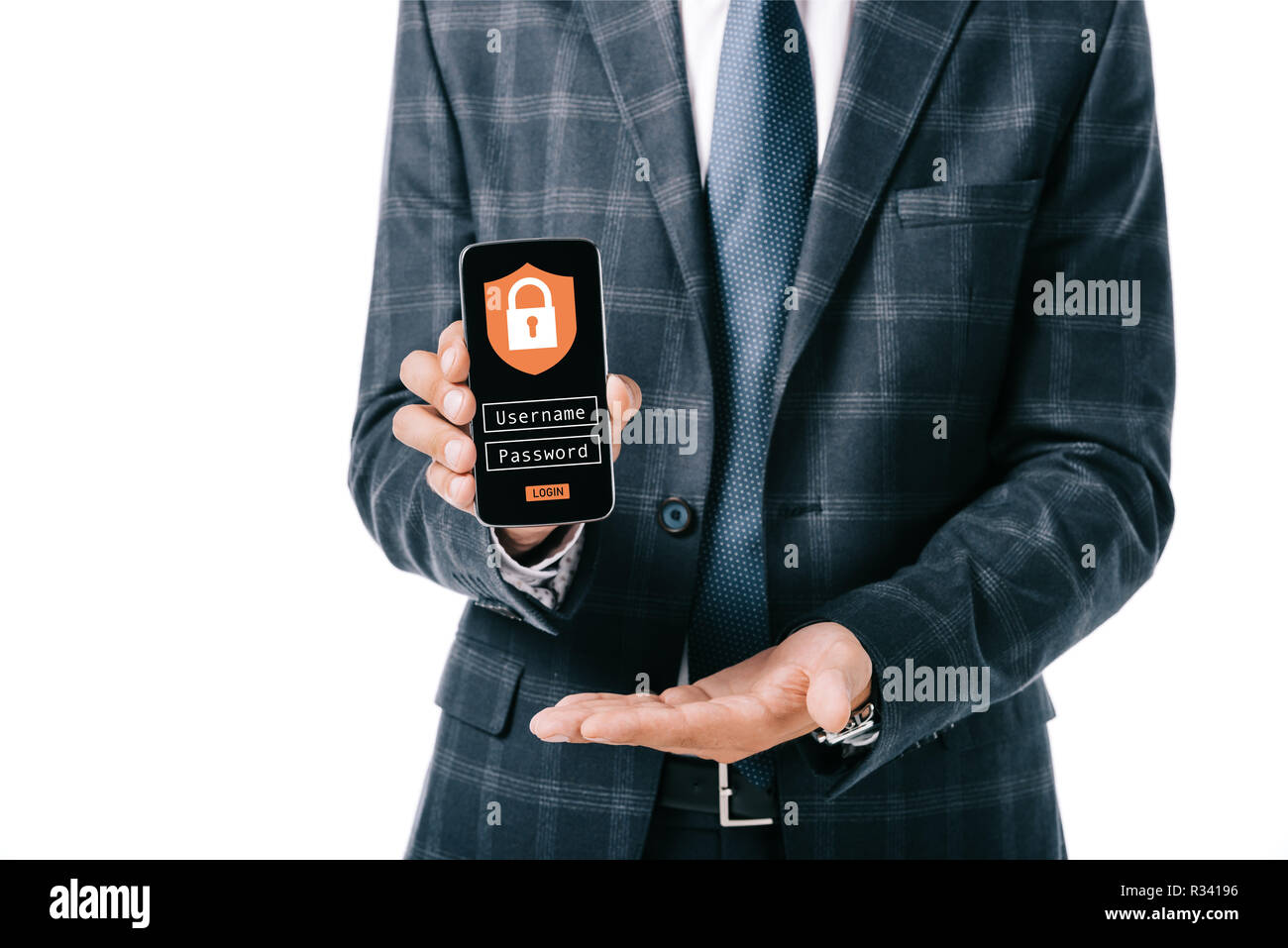 7/8 Schuß von Geschäftsmann in Anzug zeigt Smartphone mit Cyber Security Zeichen auf dem Bildschirm isoliert auf weißem Stockfoto