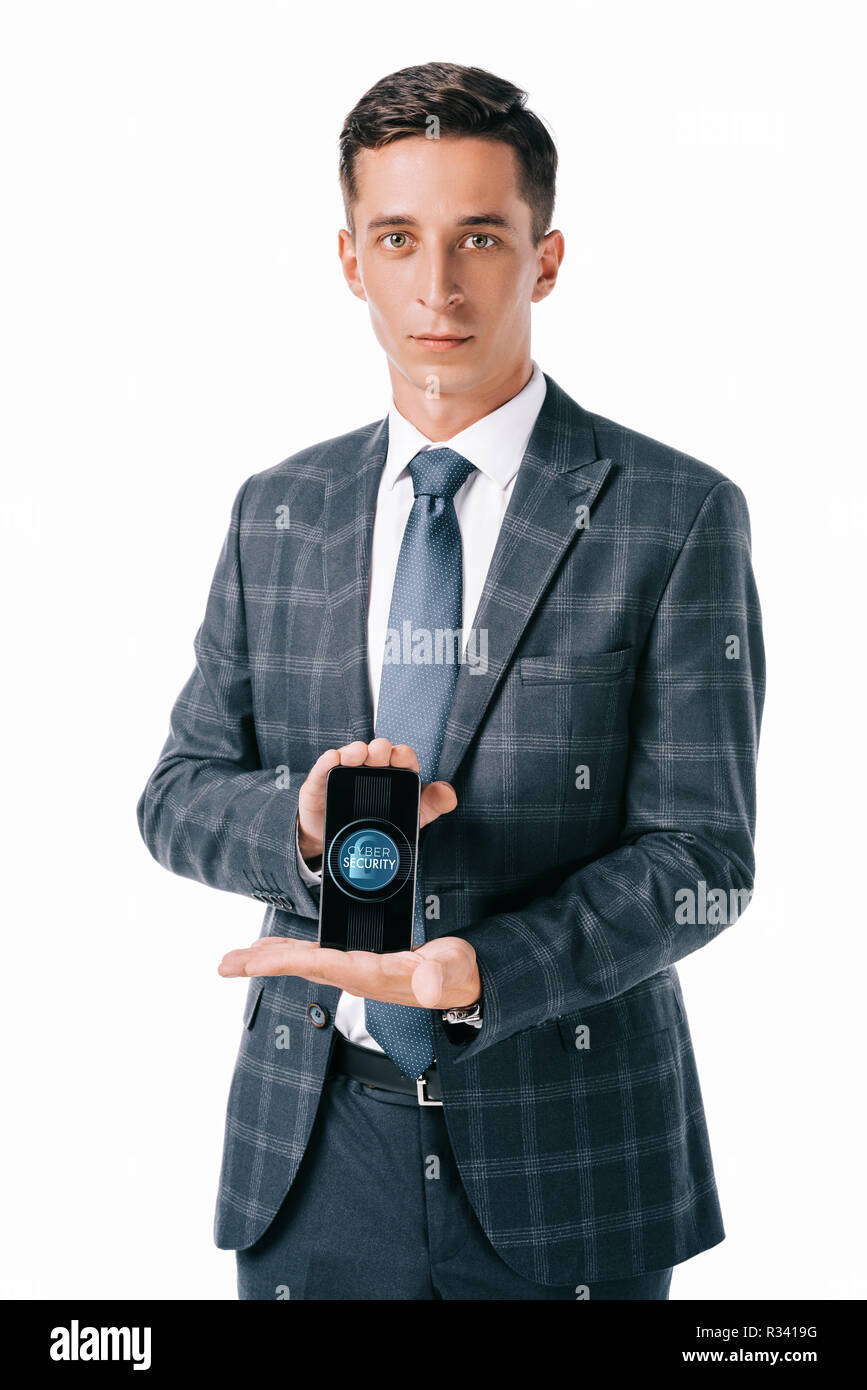 Portrait von Geschäftsmann in Anzug zeigt Smartphone mit Cyber Security Zeichen auf dem Bildschirm isoliert auf weißem Stockfoto