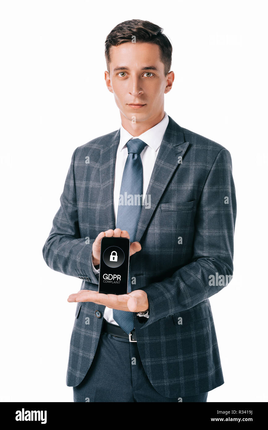 Portrait von Geschäftsmann in Anzug zeigt Smartphone mit bipr Cyber Security Zeichen auf dem Bildschirm isoliert auf weißem Stockfoto