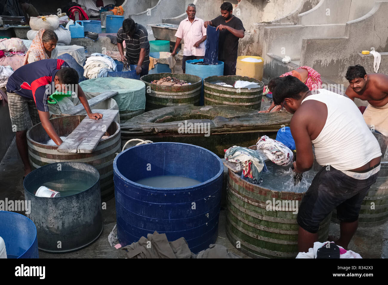 Dhobi oder washermen der Nordindischen dhobi Kaste Kanaujia, Wäsche waschen bei walkeshwar Dhobi Ghat in Mumbai, Indien Stockfoto