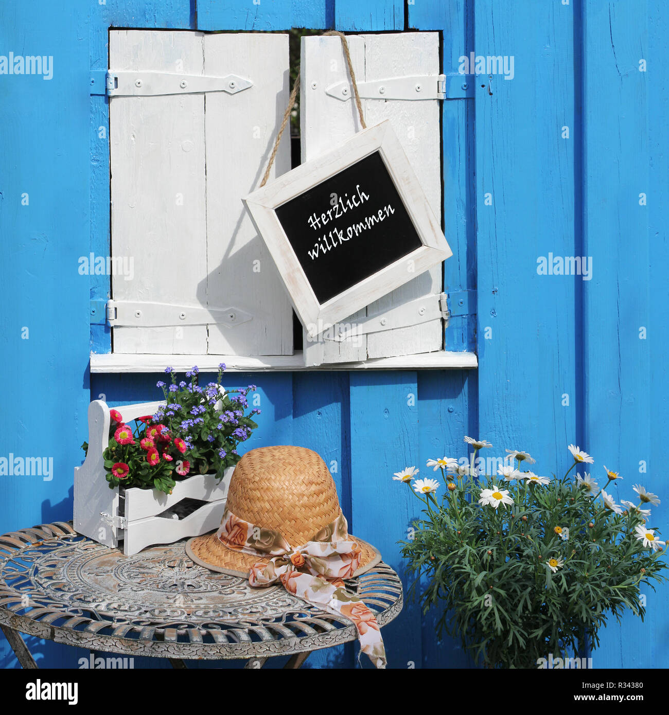 Terrasse vor dem Gartenhaus Stockfoto