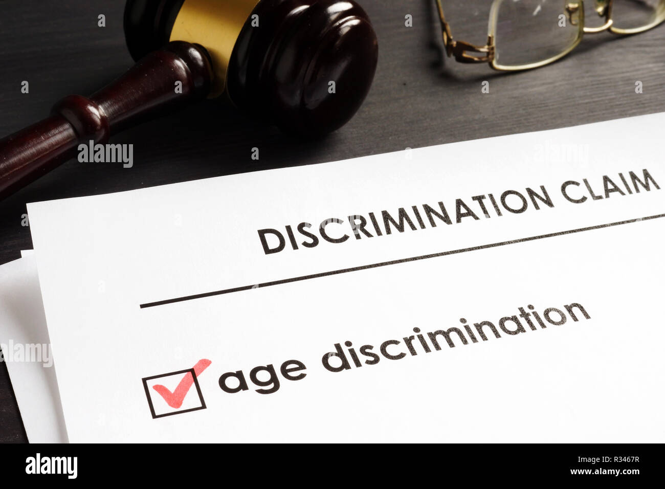 Diskriminierung aufgrund des Alters vor dem Gericht. Stockfoto
