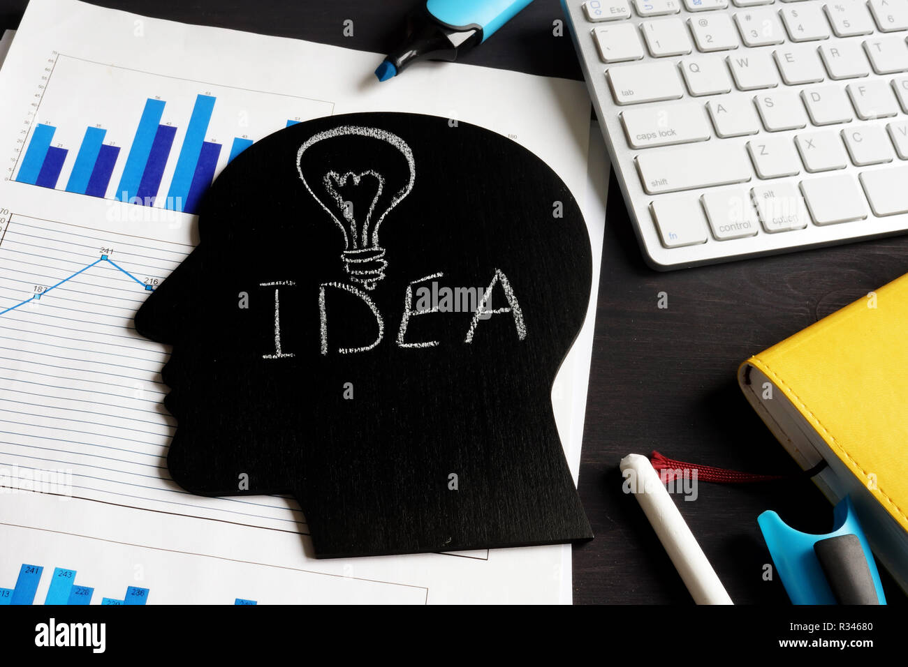 Wort Idee und Lampe auf dem Kopf silhouette geschrieben. Stockfoto