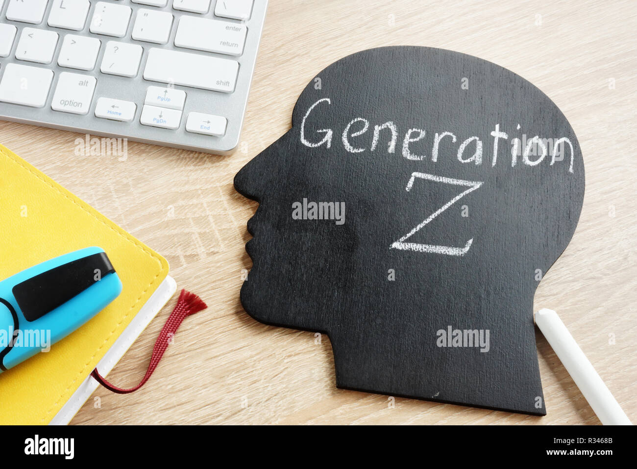 Generation Z auf einer Tafel in der Form eines Kopf geschrieben. Stockfoto