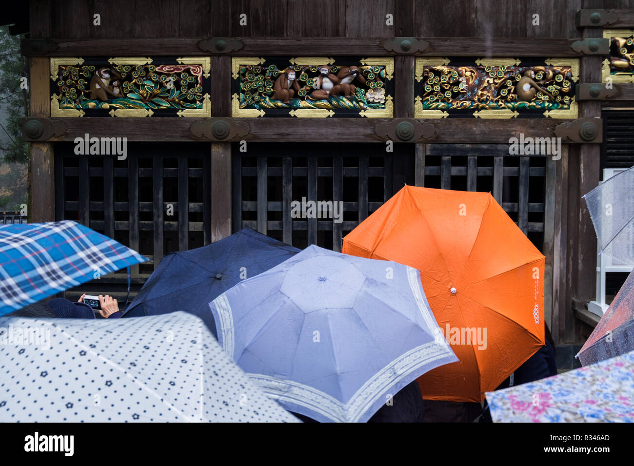 Hören, Sehen, sprechen Sie kein übel Gold monkey Gedenktafel am Toshogu Bereich in Nikko, Japan. Stockfoto