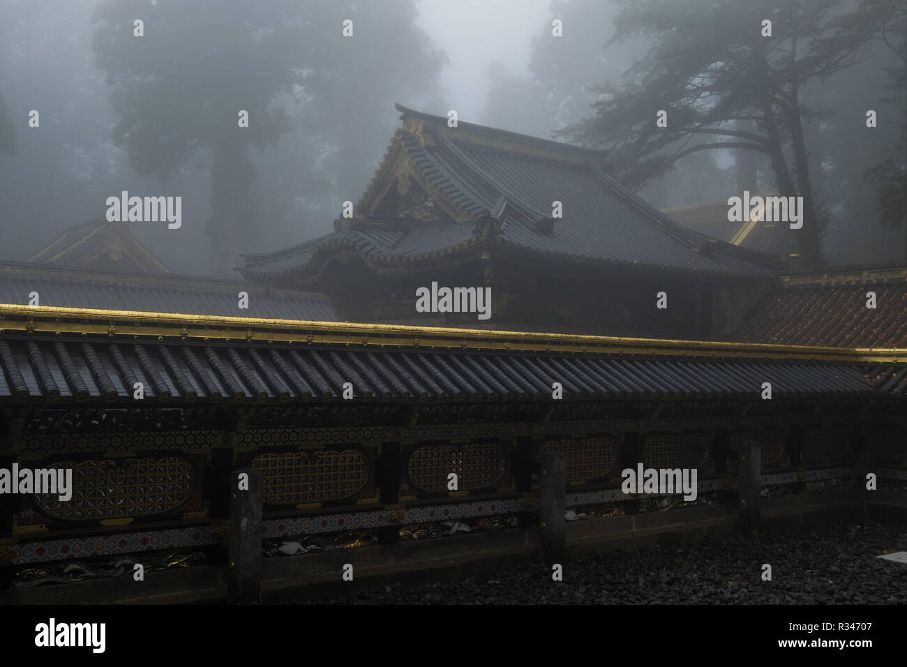 Architektonische Details und Herbst Farbe im Nebel am Toshogu in Nikko, Japan. Stockfoto