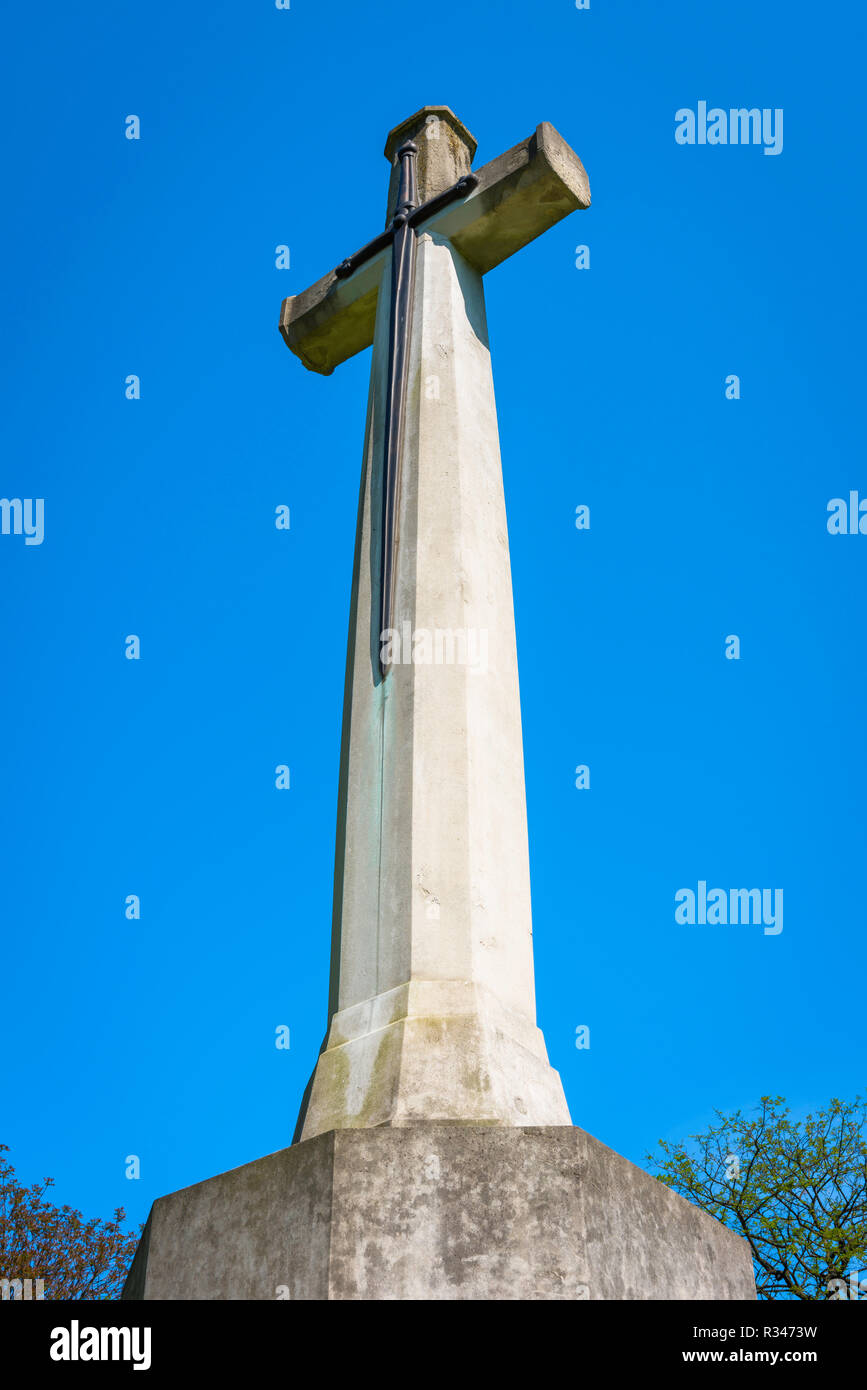 Blick auf das Schwert der Ehre Monument, das sich in der Britischen Commonwealth Abschnitt der Garnisonsfriedhof in der Zitadelle Park in Poznan (Posen), Polen. Stockfoto