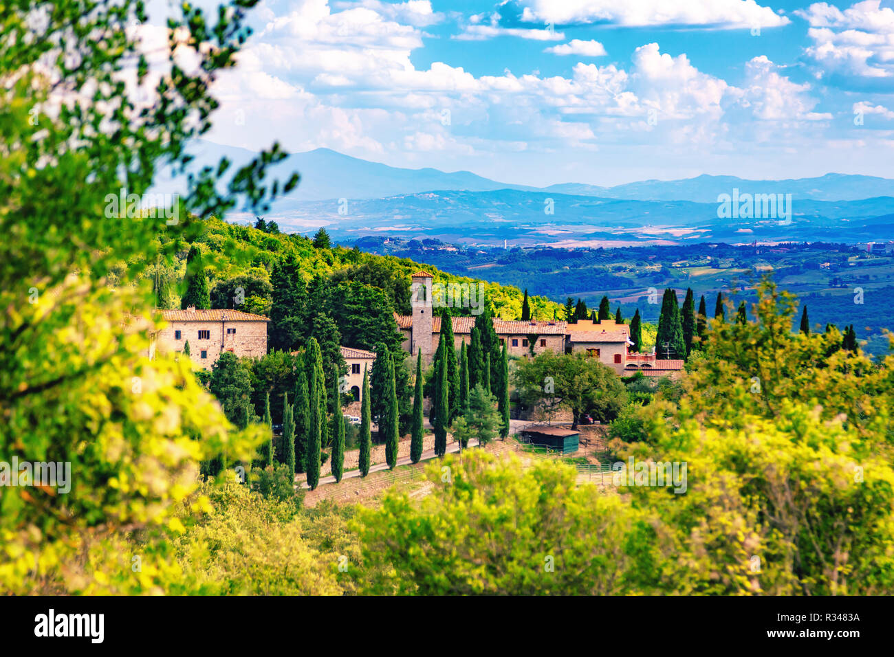 Blick auf das malerische Dorf Fonterutoli, Provinz Siena, Toskana, Italien, umgeben von Weinbergen, Olivenhainen und Zypressen. Stockfoto