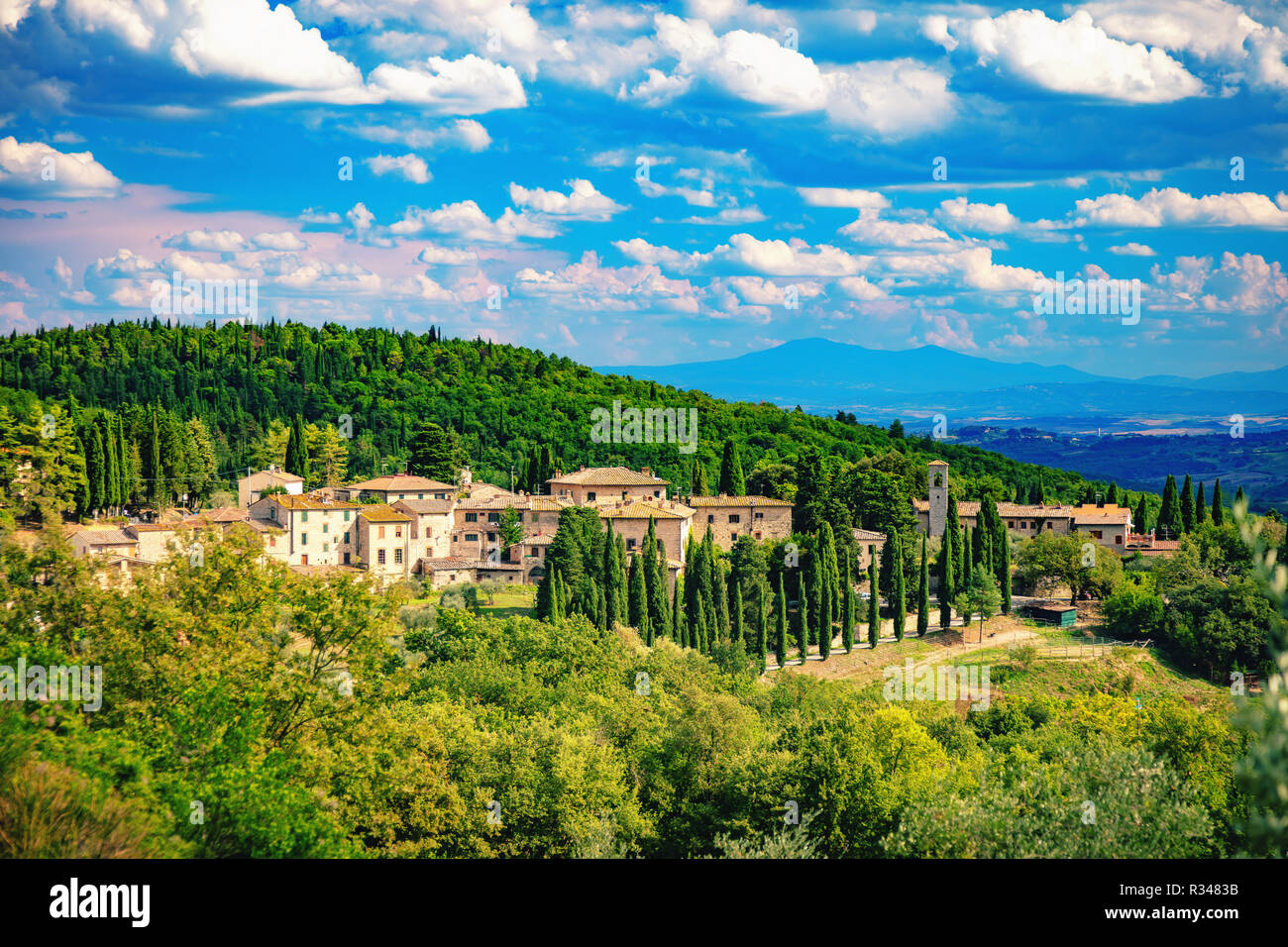 Blick auf das malerische Dorf Fonterutoli, Provinz Siena, Toskana, Italien, umgeben von Weinbergen, Olivenhainen und Zypressen. Stockfoto
