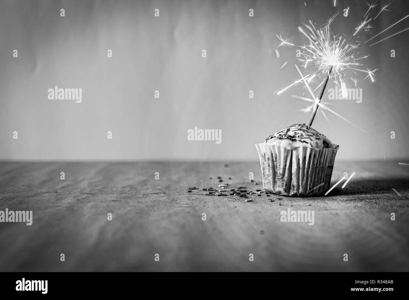Cupcake mit brennenden Wunderkerzen und kopieren Sie Platz für Glückwünsche Stockfoto