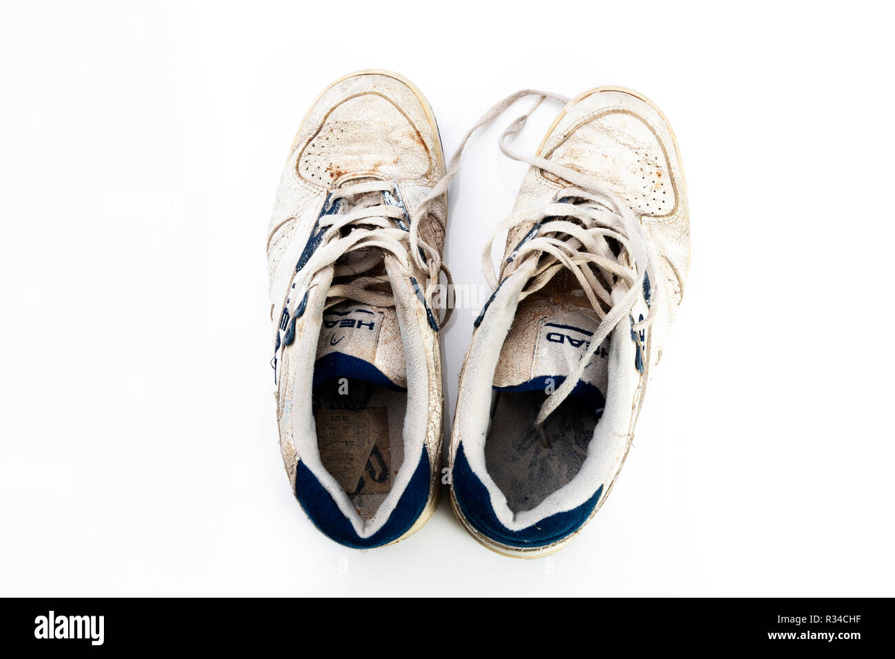 Paar retro schmutzigen alten Trainer. Getragen und misshandelte Turnschuhe. Stockfoto