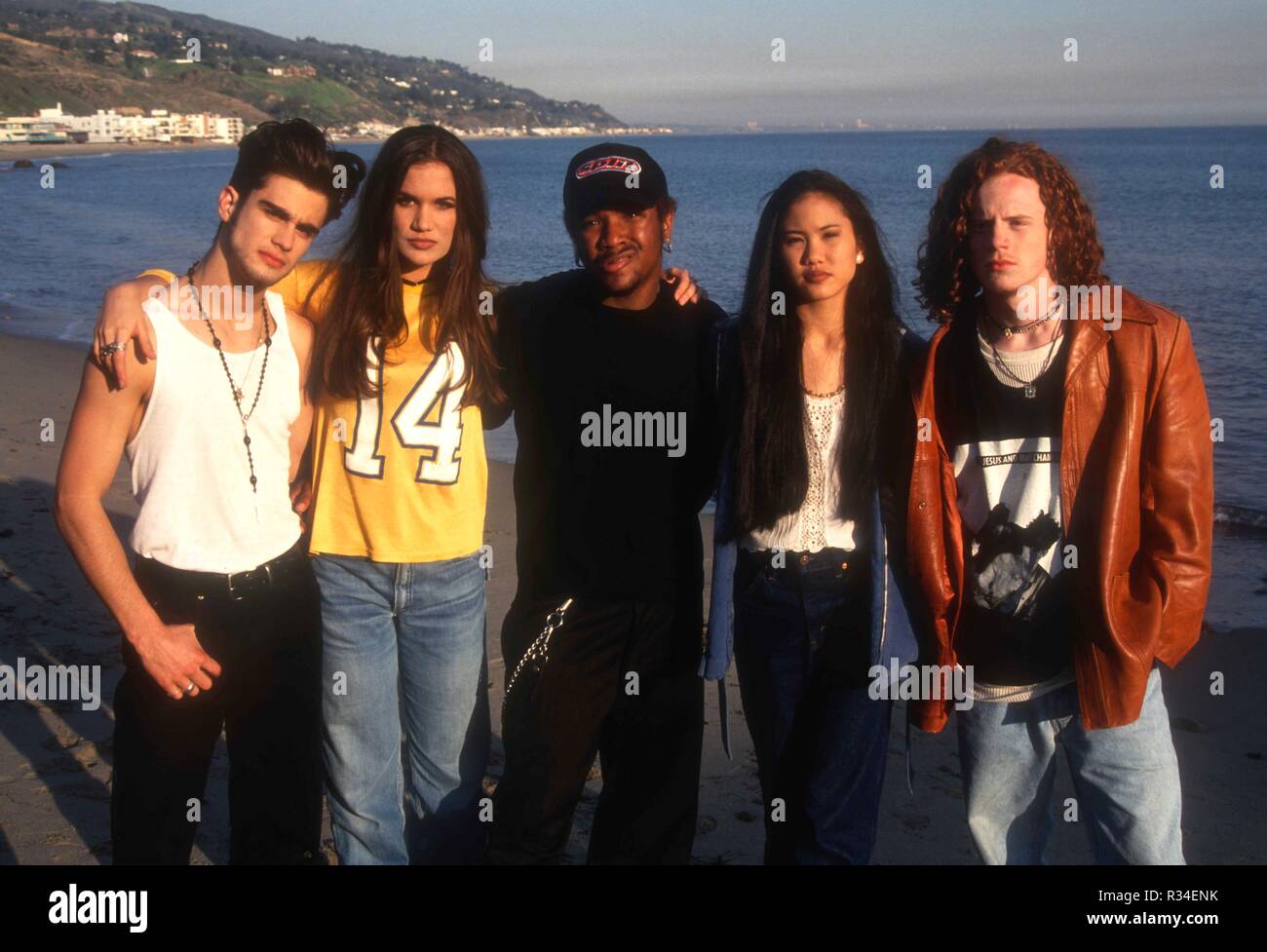 MALIBU, CA - 27. Januar: (exklusiv) Schauspieler/Musiker Damon Pampolina wirft mit Schauspielerin Tiffini Hale, Albert Felder, Deedee Magno und Chase Hampton der Partei an den exklusiven Fotoshooting am 27. Januar 1993 in Malibu, Kalifornien. Foto von Barry King/Alamy Stock Foto Stockfoto