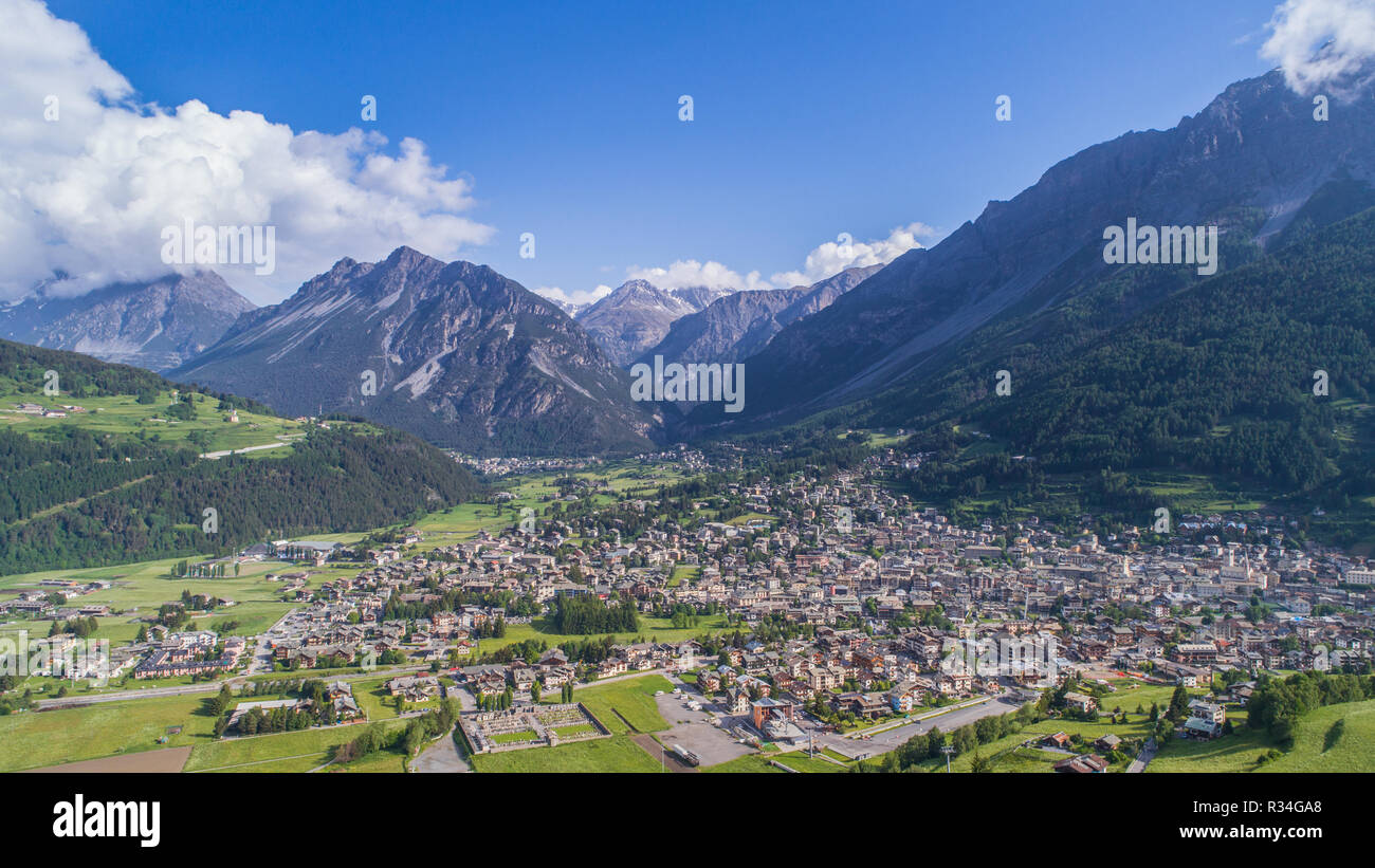 Valtellina, Stadt von Bormio. Panoramablick. Alpen Stockfoto