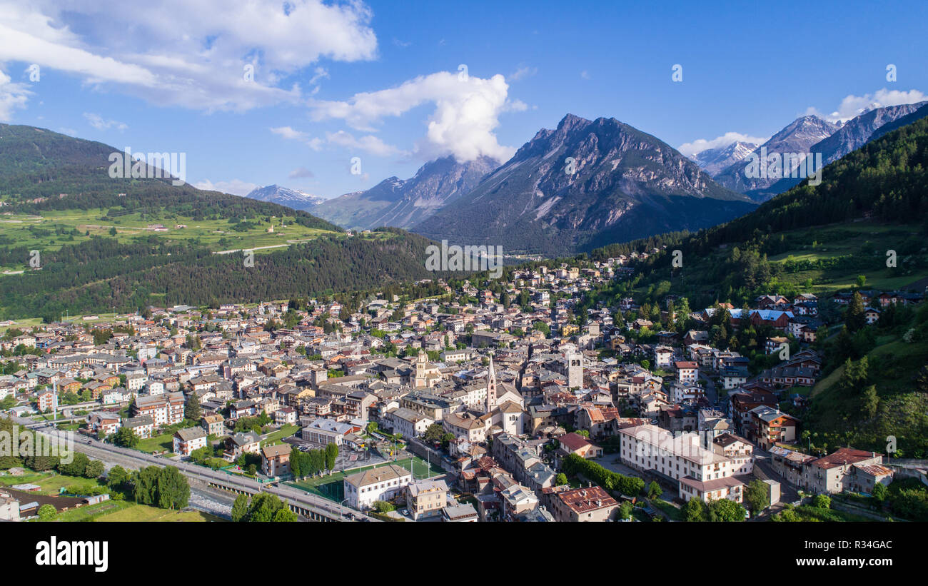 Stadt von Bormio, Berglandschaft, Touristik Ziel in Valtellina Stockfoto