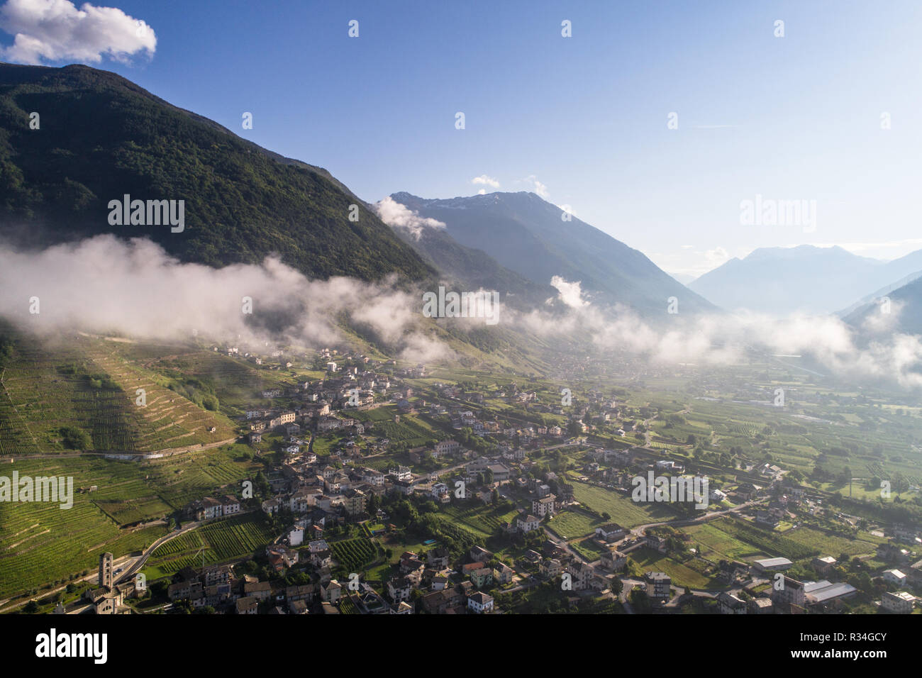 Dorf Landschaft, Luftbild. Kleines Dorf in Valtellina - Italienische Alpen Stockfoto