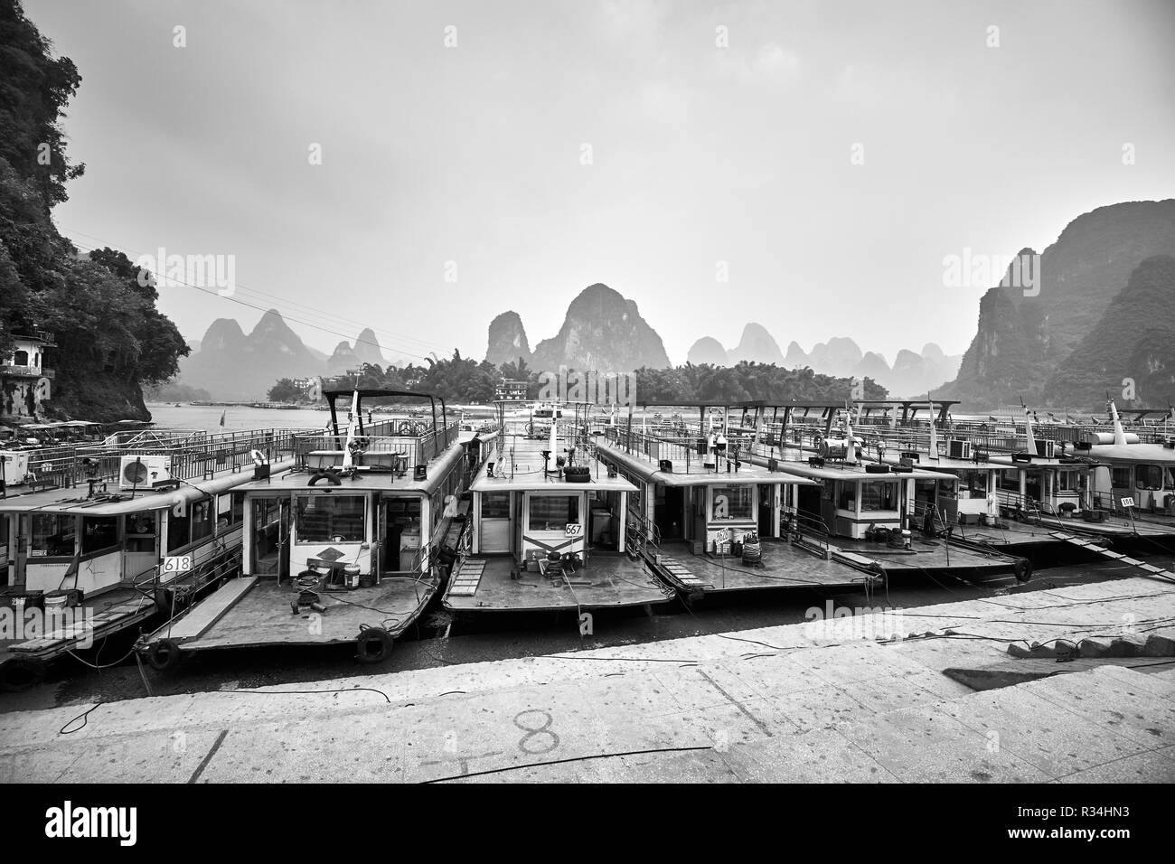 Xingping, Guangxi, China - 18. September 2017: Boote auf dem Fluss Lijiang Bank vertäut. Stockfoto