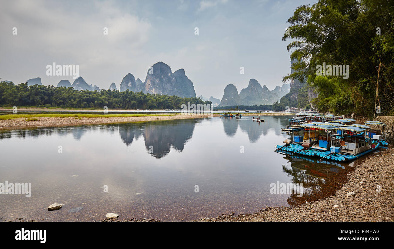 Lijiang River Bank in der Nähe Xingping. Flusskreuzfahrten sind unter den Top China Reiseziele. Stockfoto