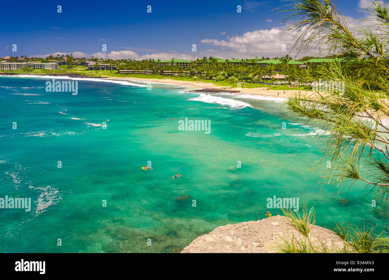 Auf Schiffswracks Strand von einer Klippe entlang der Mahaulepu Heritage Beach Trail in Kauai, Hawaii, USA Stockfoto