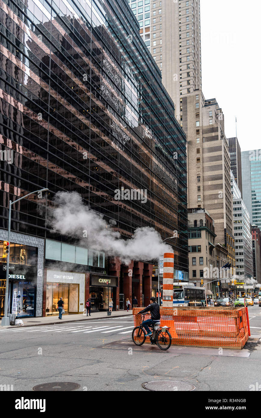 New York City, USA - 24. Juni 2018: Dampf, die für die Entlüftung der Fernwärme in Midtown New York Stapel Stockfoto