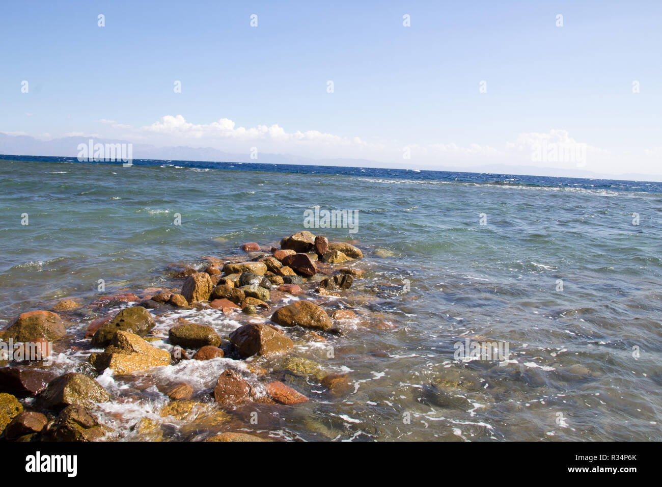 Sinaa, Ägypten - November 4, 2018: - Foto für die Küste des Roten Meeres in der ägyptischen Stadt Sinaa, die Wasser zeigen und einige Felsen. Stockfoto