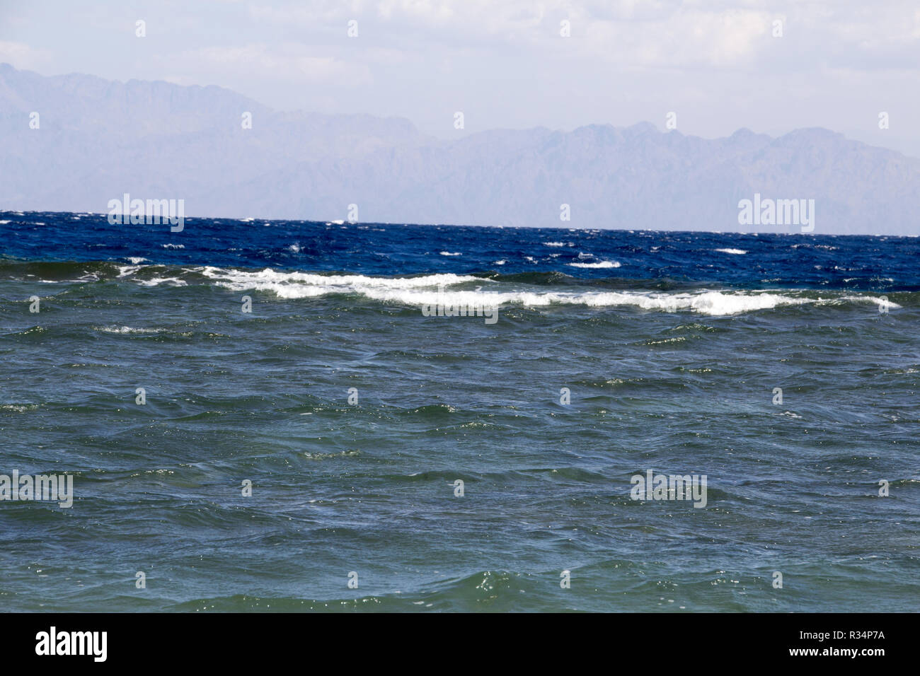 Sinaa, Ägypten - November 4, 2018: - Foto für die Küste des Roten Meeres in der ägyptischen Stadt Sinaa, die Wasser zeigen und einige Felsen. Stockfoto