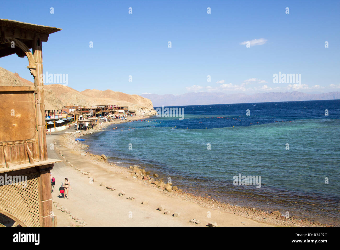 Sinaa, Ägypten - November 4, 2018: - Foto für die Küste des Roten Meeres in der ägyptischen Stadt Sinaa, die Wasser zeigen und einige Felsen. Stockfoto