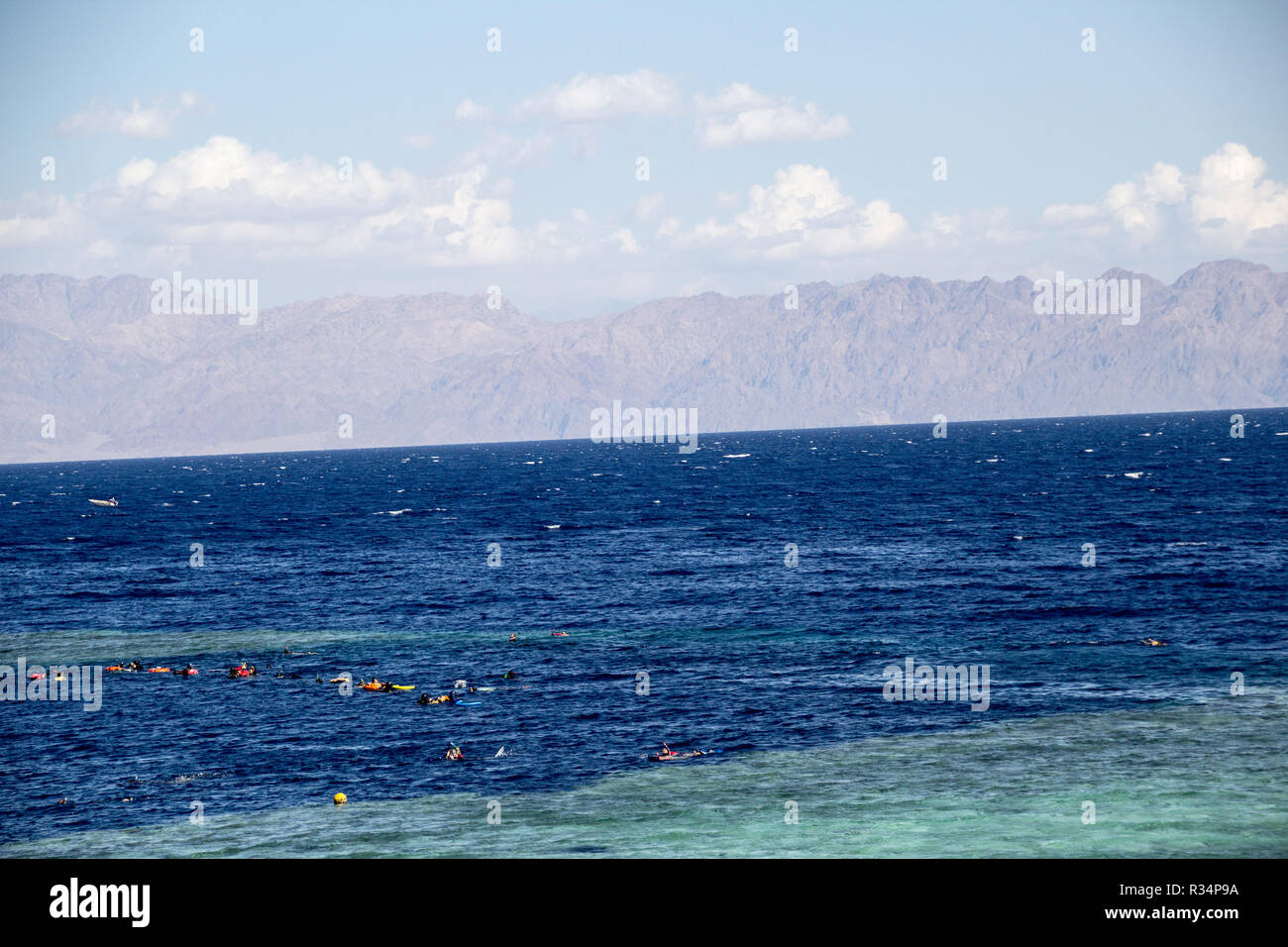 Sinaa, Ägypten - November 4, 2018: - Foto für die Küste des Roten Meeres in der ägyptischen Stadt Sinaa, die Wasser zeigen und einige Felsen. Stockfoto