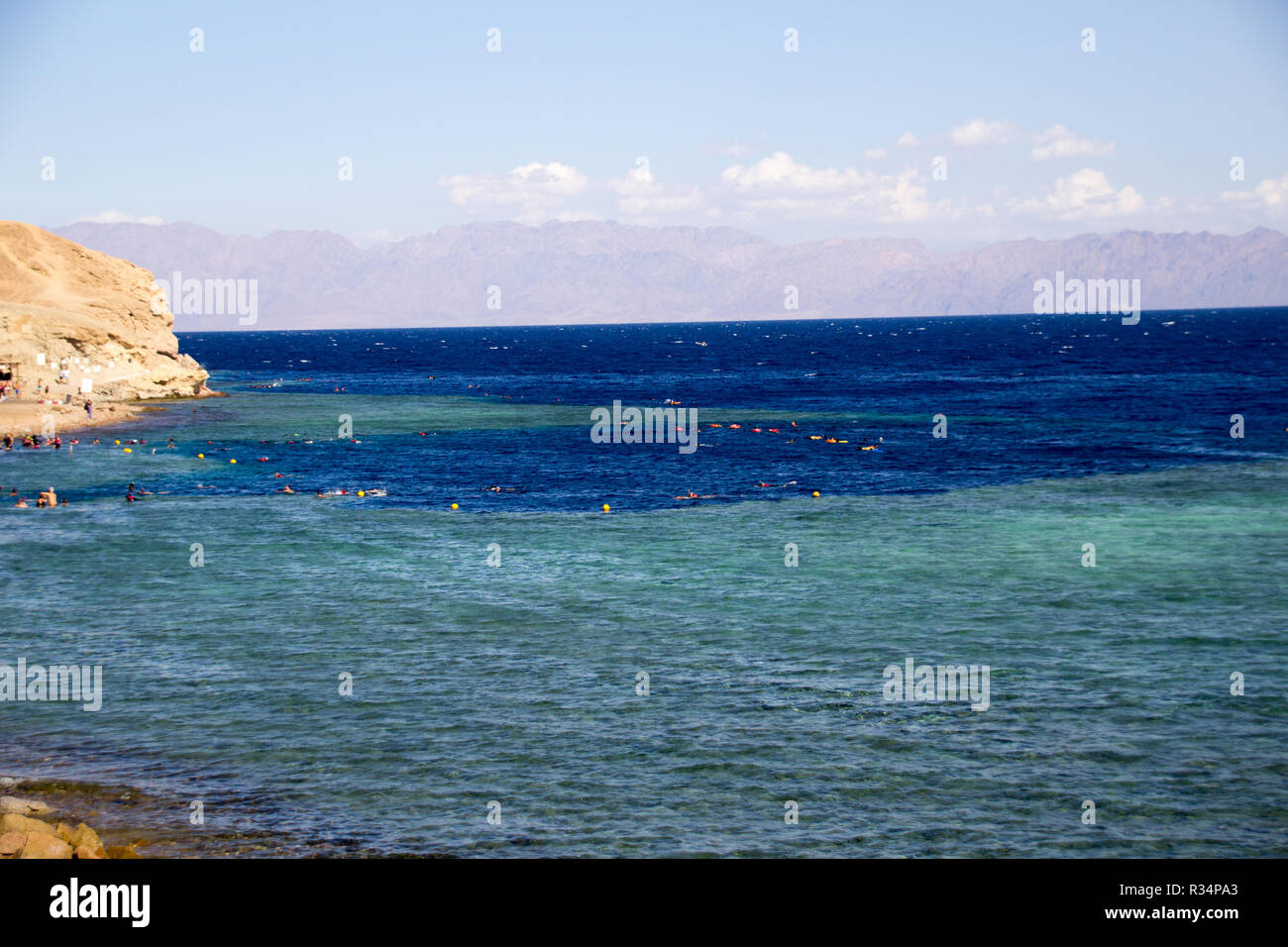 Sinaa, Ägypten - November 4, 2018: - Foto für die Küste des Roten Meeres in der ägyptischen Stadt Sinaa, die Wasser zeigen und einige Felsen. Stockfoto