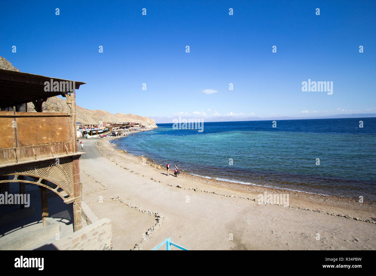 Sinaa, Ägypten - November 4, 2018: - Foto für die Küste des Roten Meeres in der ägyptischen Stadt Sinaa, die Wasser zeigen und einige Felsen. Stockfoto