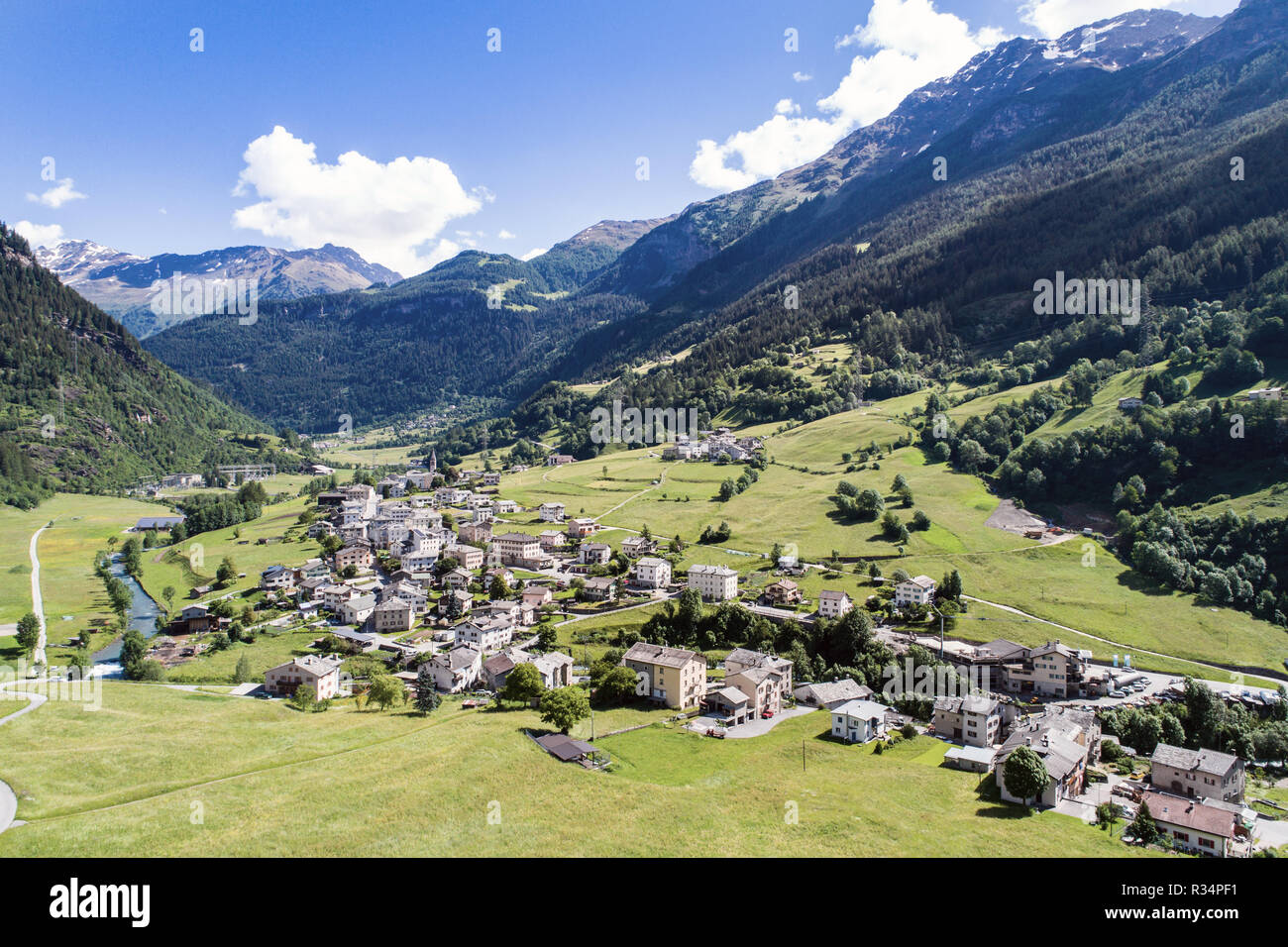Val Poschiavo, Dorf von San Carlo. Luftaufnahme Stockfoto