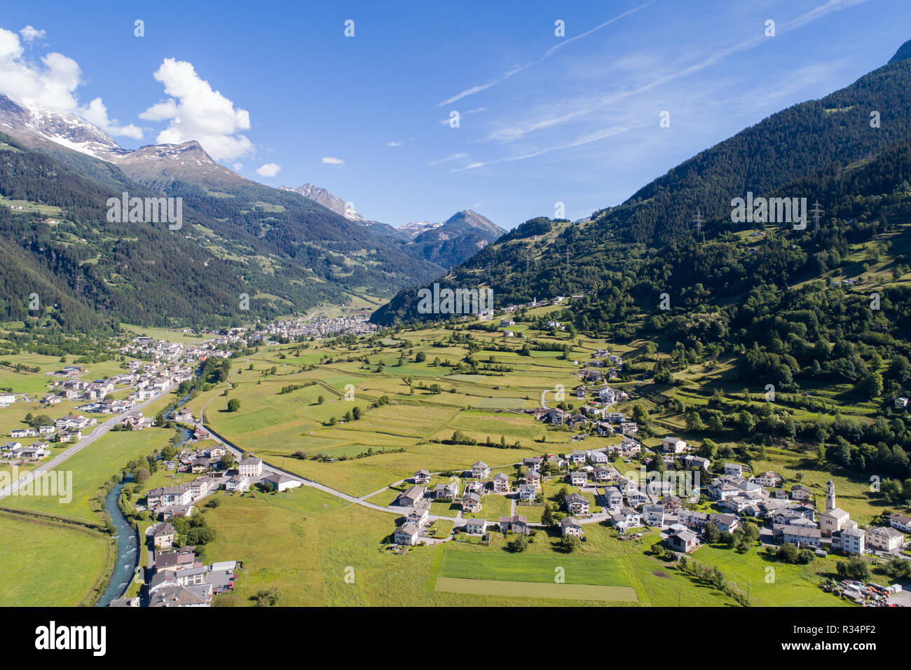 Val Poschiavo, Luftaufnahme. Alpine Dörfer in der Schweiz Stockfoto