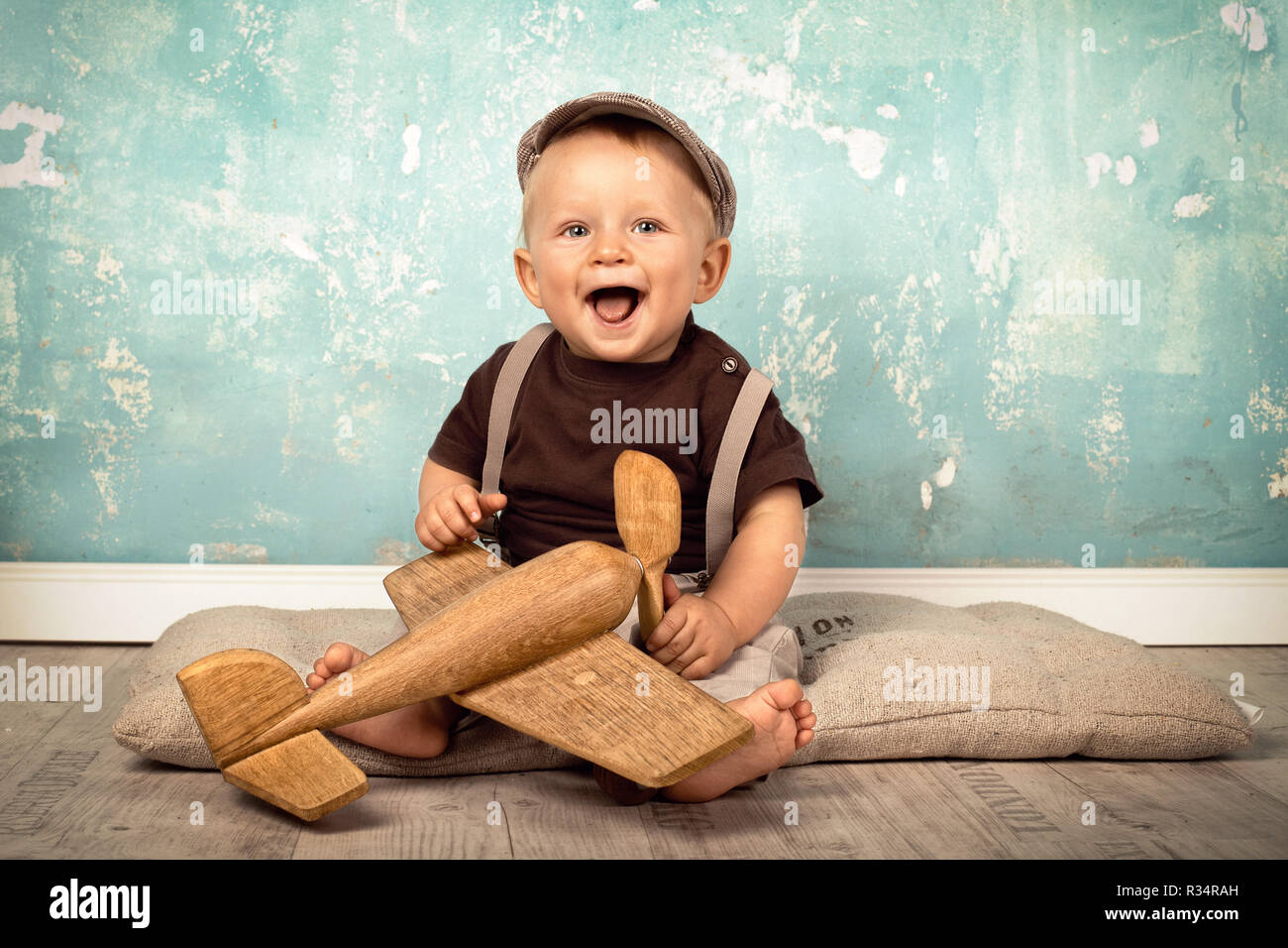 Kleinen Jungen spielen mit Holz- Flyer Stockfoto