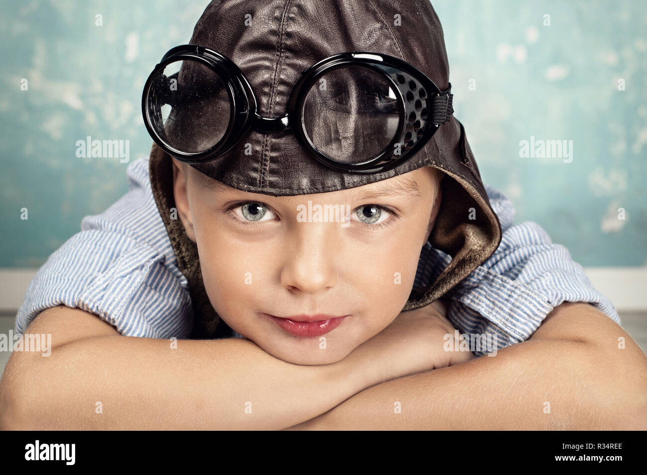 Little boy Träume von Urlaub Stockfoto