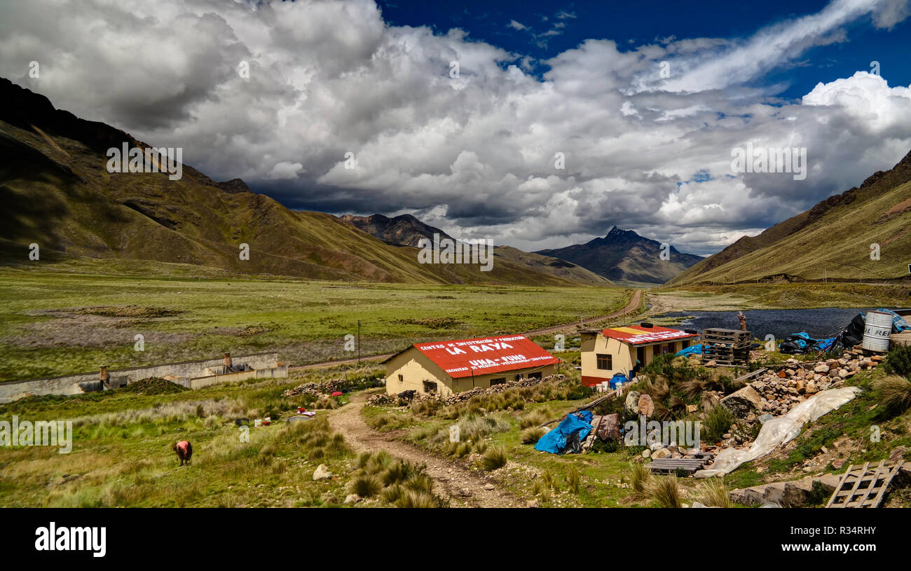 Panoramablick auf die Anden an Abra La Raya Pass 06 März 2018 Puno, Peru Stockfoto